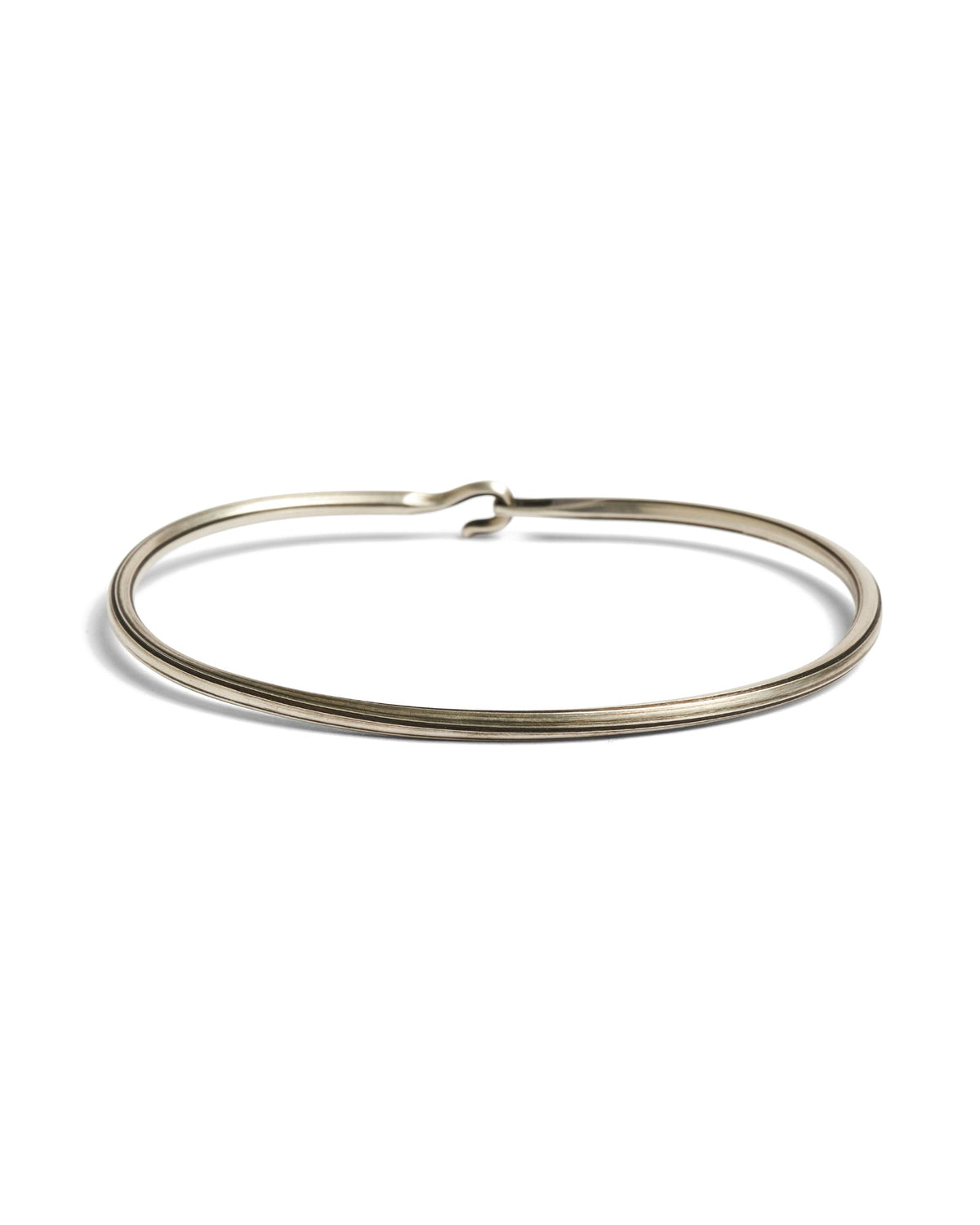 Werkstatt München Bangle Side Hook Groove sterling silver – front