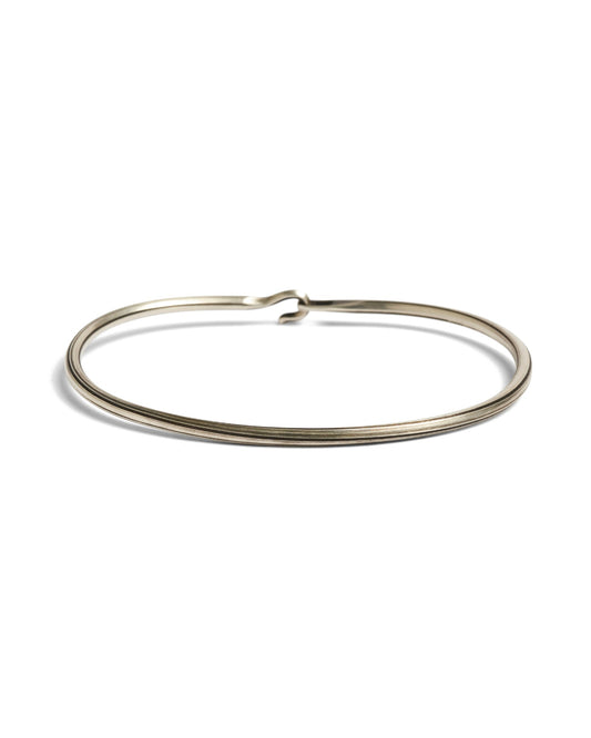 Werkstatt München Bangle Side Hook Groove sterling silver – front